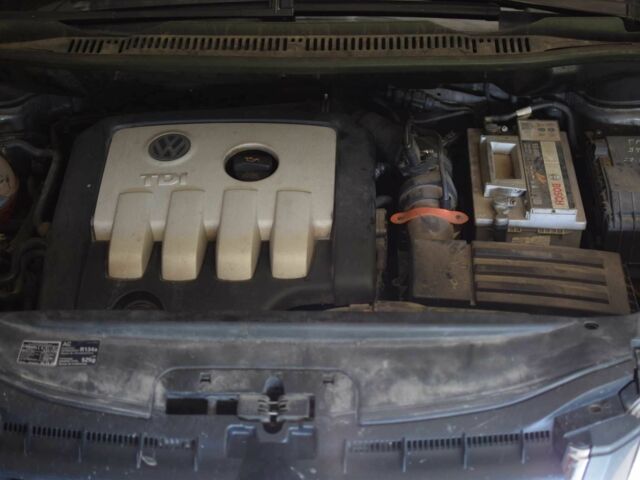 Серый Фольксваген Туран, объемом двигателя 2 л и пробегом 370 тыс. км за 4950 $, фото 23 на Automoto.ua