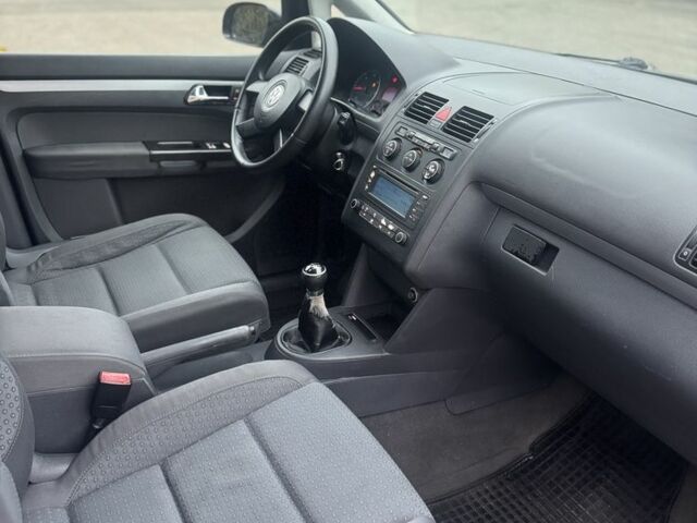 Серый Фольксваген Туран, объемом двигателя 2 л и пробегом 250 тыс. км за 3550 $, фото 17 на Automoto.ua