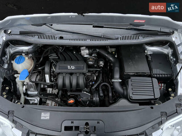 Сірий Фольксваген Туран, об'ємом двигуна 1.6 л та пробігом 307 тис. км за 4900 $, фото 63 на Automoto.ua