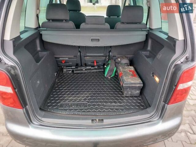 Серый Фольксваген Туран, объемом двигателя 1.97 л и пробегом 320 тыс. км за 6200 $, фото 24 на Automoto.ua