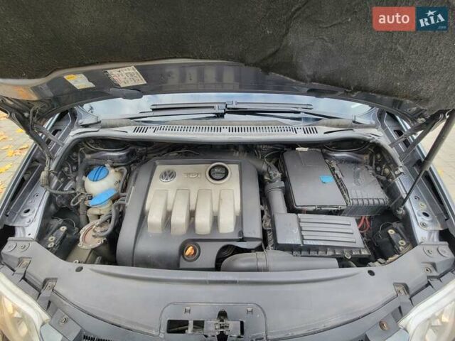 Серый Фольксваген Туран, объемом двигателя 2 л и пробегом 330 тыс. км за 5300 $, фото 31 на Automoto.ua