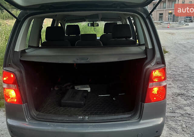 Серый Фольксваген Туран, объемом двигателя 1.9 л и пробегом 295 тыс. км за 5700 $, фото 17 на Automoto.ua