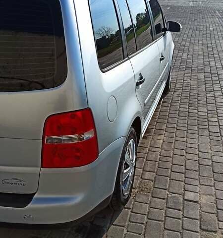 Серый Фольксваген Туран, объемом двигателя 1.6 л и пробегом 260 тыс. км за 5500 $, фото 6 на Automoto.ua