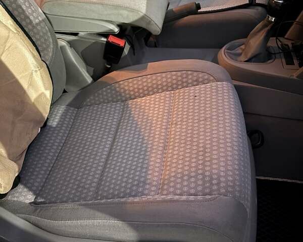 Серый Фольксваген Туран, объемом двигателя 2 л и пробегом 214 тыс. км за 6600 $, фото 34 на Automoto.ua