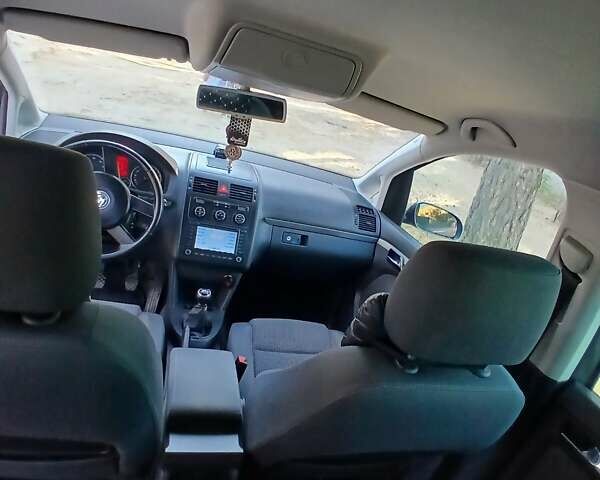 Сірий Фольксваген Туран, об'ємом двигуна 1.6 л та пробігом 235 тис. км за 5900 $, фото 1 на Automoto.ua