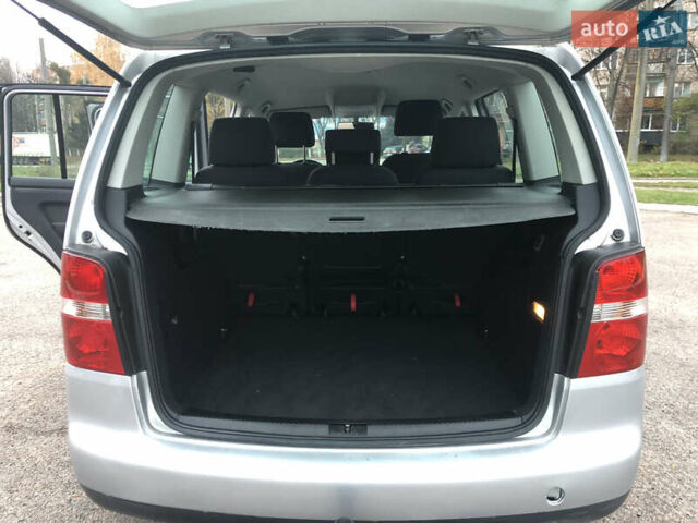 Сірий Фольксваген Туран, об'ємом двигуна 1.6 л та пробігом 220 тис. км за 5999 $, фото 22 на Automoto.ua