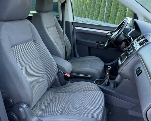 Серый Фольксваген Туран, объемом двигателя 1.97 л и пробегом 290 тыс. км за 5100 $, фото 18 на Automoto.ua