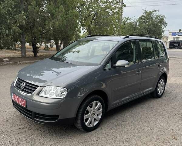 Серый Фольксваген Туран, объемом двигателя 1.6 л и пробегом 181 тыс. км за 5900 $, фото 1 на Automoto.ua