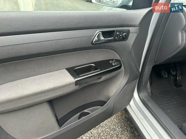 Серый Фольксваген Туран, объемом двигателя 1.6 л и пробегом 151 тыс. км за 4999 $, фото 5 на Automoto.ua