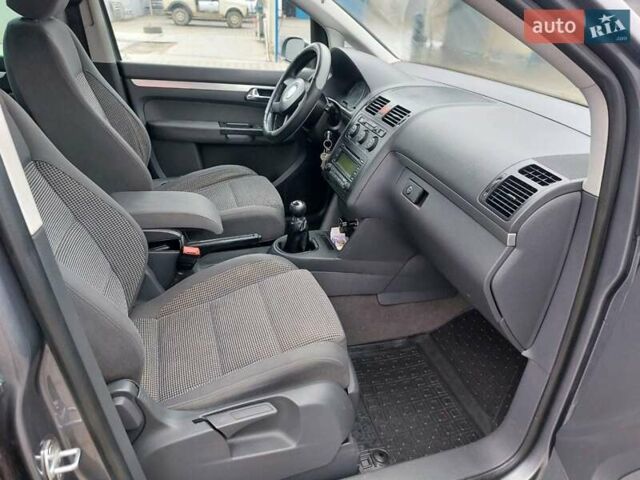 Серый Фольксваген Туран, объемом двигателя 1.97 л и пробегом 320 тыс. км за 6200 $, фото 6 на Automoto.ua