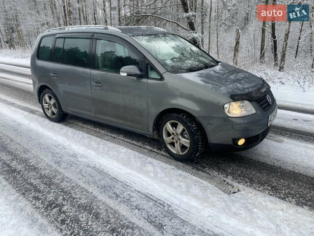 Серый Фольксваген Туран, объемом двигателя 2 л и пробегом 280 тыс. км за 5500 $, фото 2 на Automoto.ua
