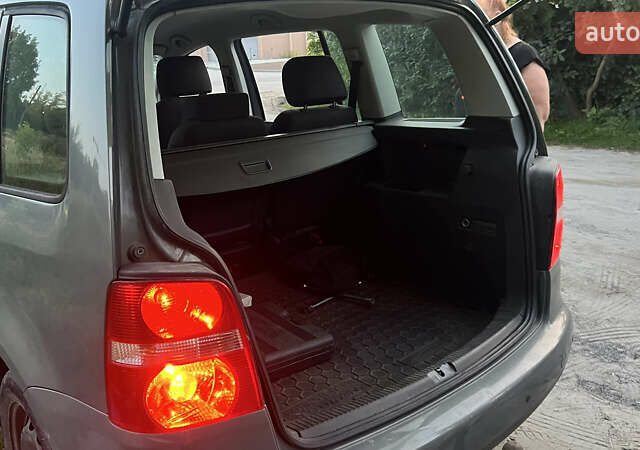 Серый Фольксваген Туран, объемом двигателя 1.9 л и пробегом 295 тыс. км за 5700 $, фото 16 на Automoto.ua