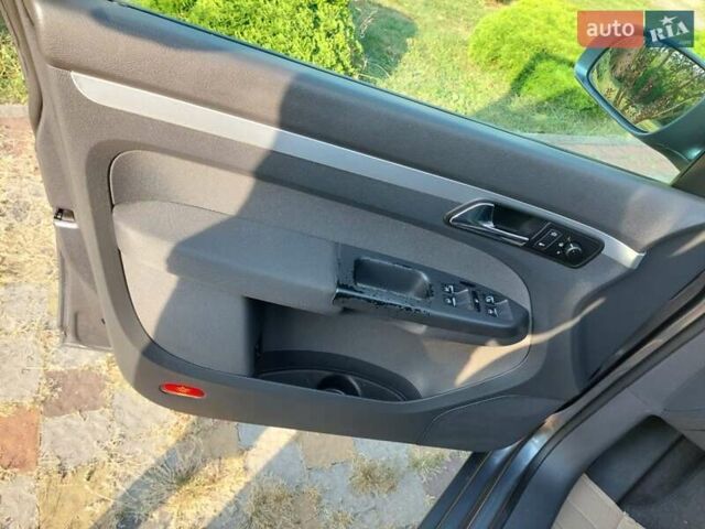 Серый Фольксваген Туран, объемом двигателя 1.9 л и пробегом 189 тыс. км за 7300 $, фото 4 на Automoto.ua