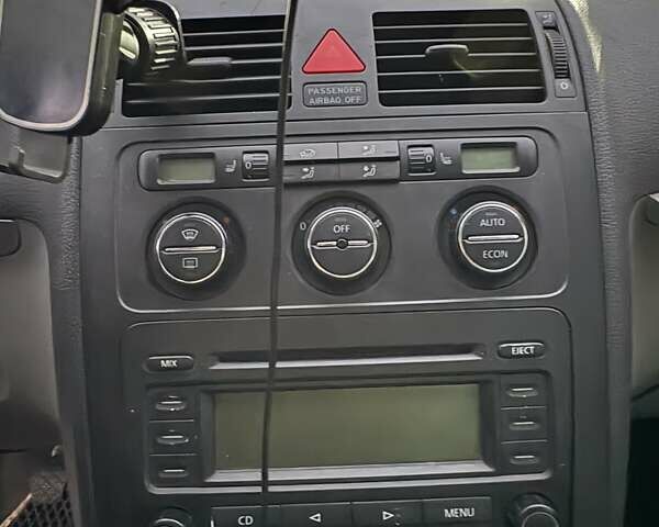 Серый Фольксваген Туран, объемом двигателя 2 л и пробегом 214 тыс. км за 6600 $, фото 16 на Automoto.ua