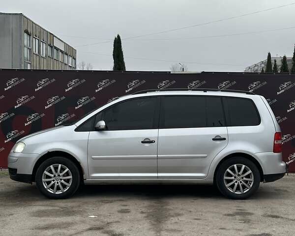 Серый Фольксваген Туран, объемом двигателя 1.6 л и пробегом 338 тыс. км за 5500 $, фото 4 на Automoto.ua