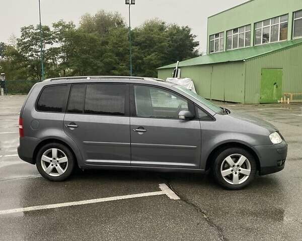 Сірий Фольксваген Туран, об'ємом двигуна 2 л та пробігом 280 тис. км за 6400 $, фото 2 на Automoto.ua