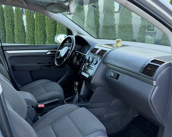 Серый Фольксваген Туран, объемом двигателя 1.97 л и пробегом 290 тыс. км за 5100 $, фото 17 на Automoto.ua