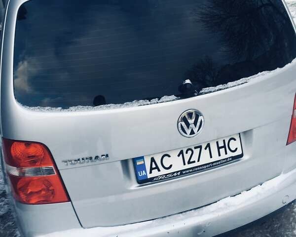 Серый Фольксваген Туран, объемом двигателя 2 л и пробегом 130 тыс. км за 6100 $, фото 4 на Automoto.ua