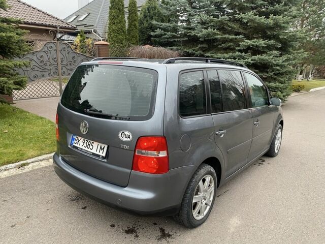 Серый Фольксваген Туран, объемом двигателя 1.9 л и пробегом 300 тыс. км за 5850 $, фото 2 на Automoto.ua