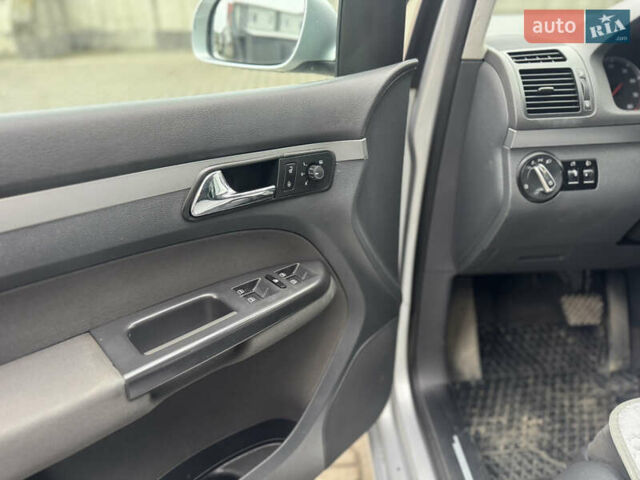 Сірий Фольксваген Туран, об'ємом двигуна 1.6 л та пробігом 262 тис. км за 5500 $, фото 21 на Automoto.ua