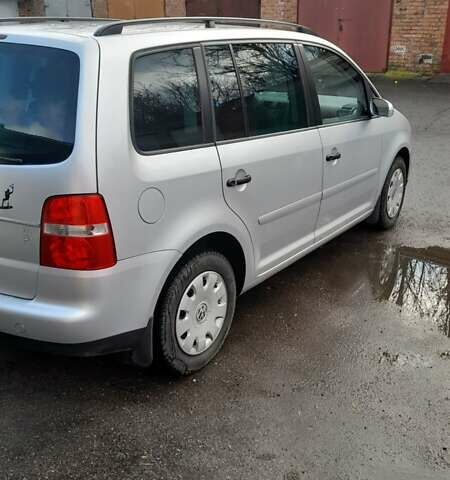 Серый Фольксваген Туран, объемом двигателя 1.6 л и пробегом 225 тыс. км за 5999 $, фото 1 на Automoto.ua