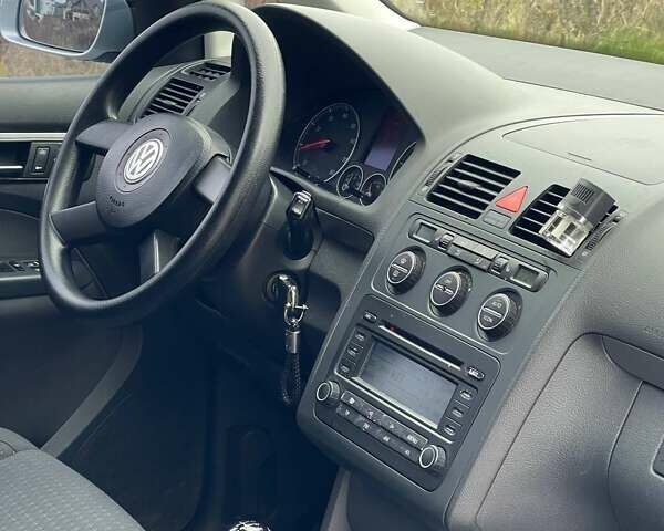 Серый Фольксваген Туран, объемом двигателя 2 л и пробегом 296 тыс. км за 4999 $, фото 29 на Automoto.ua