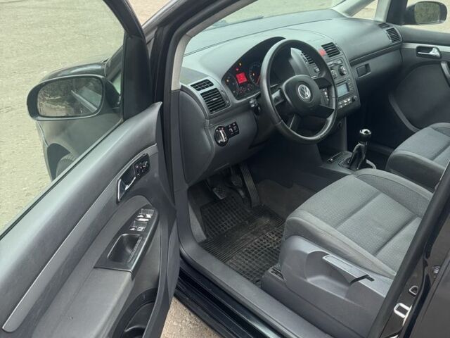 Серый Фольксваген Туран, объемом двигателя 2 л и пробегом 250 тыс. км за 3550 $, фото 11 на Automoto.ua