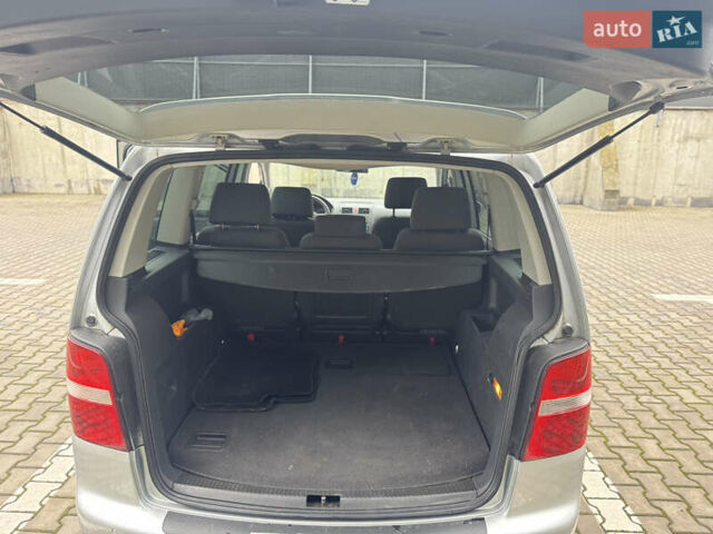 Сірий Фольксваген Туран, об'ємом двигуна 1.6 л та пробігом 262 тис. км за 5500 $, фото 23 на Automoto.ua