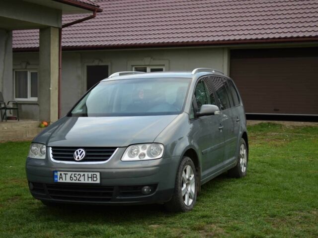 Серый Фольксваген Туран, объемом двигателя 2 л и пробегом 370 тыс. км за 4950 $, фото 1 на Automoto.ua