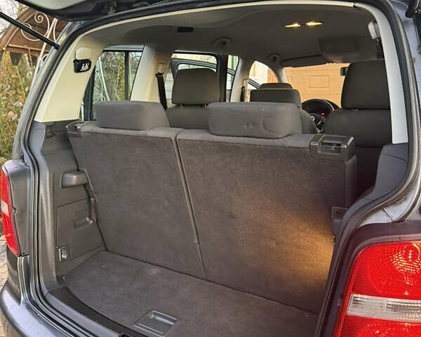 Серый Фольксваген Туран, объемом двигателя 1.9 л и пробегом 380 тыс. км за 4950 $, фото 35 на Automoto.ua