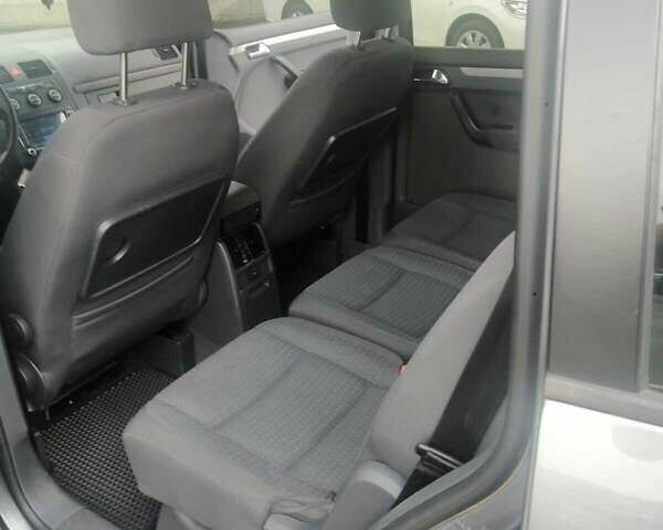 Серый Фольксваген Туран, объемом двигателя 1.6 л и пробегом 260 тыс. км за 5700 $, фото 3 на Automoto.ua