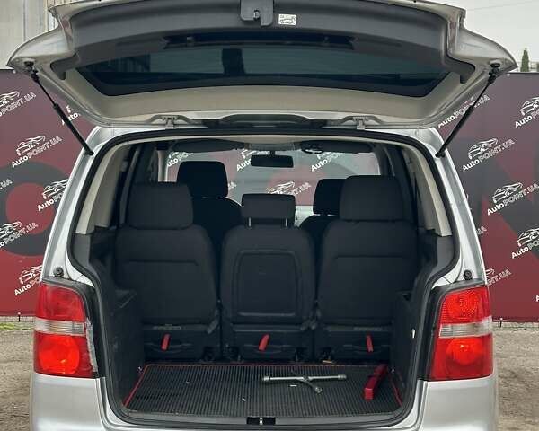 Серый Фольксваген Туран, объемом двигателя 1.6 л и пробегом 338 тыс. км за 5500 $, фото 9 на Automoto.ua