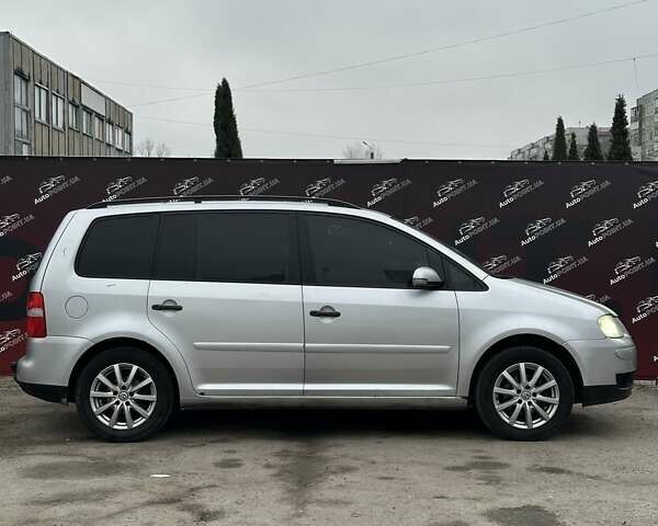 Серый Фольксваген Туран, объемом двигателя 1.6 л и пробегом 338 тыс. км за 5500 $, фото 3 на Automoto.ua