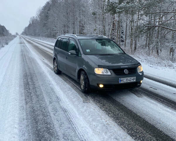 Серый Фольксваген Туран, объемом двигателя 2 л и пробегом 280 тыс. км за 5500 $, фото 1 на Automoto.ua