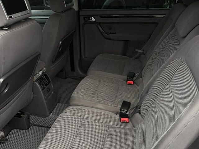 Серый Фольксваген Туран, объемом двигателя 2 л и пробегом 300 тыс. км за 7500 $, фото 12 на Automoto.ua