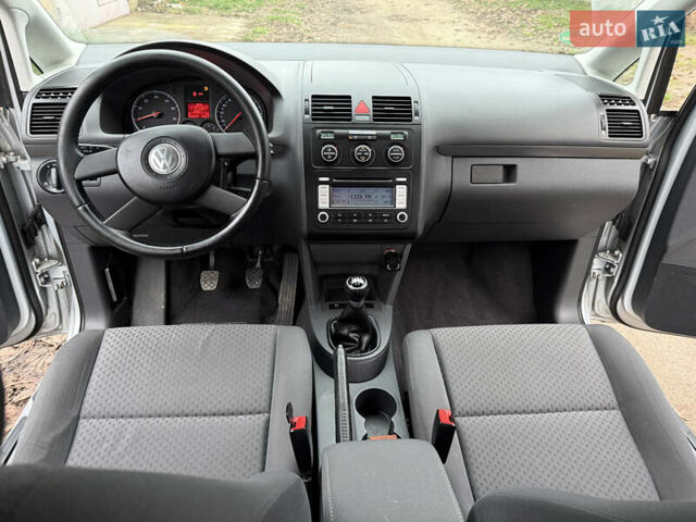 Серый Фольксваген Туран, объемом двигателя 1.6 л и пробегом 213 тыс. км за 6900 $, фото 31 на Automoto.ua