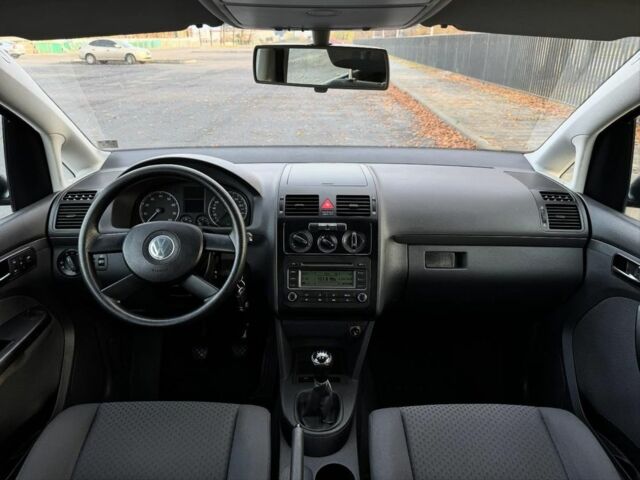 Серый Фольксваген Туран, объемом двигателя 1.6 л и пробегом 223 тыс. км за 6300 $, фото 12 на Automoto.ua