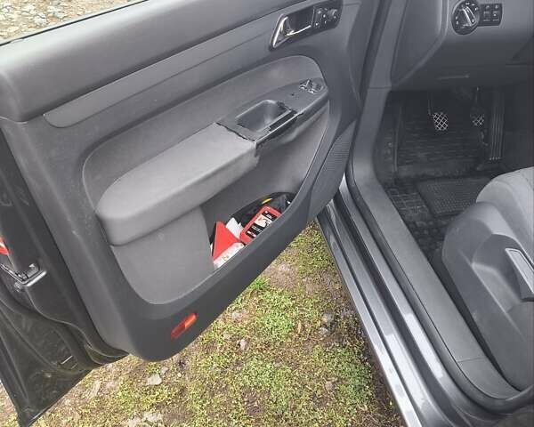 Серый Фольксваген Туран, объемом двигателя 1.6 л и пробегом 250 тыс. км за 6300 $, фото 9 на Automoto.ua