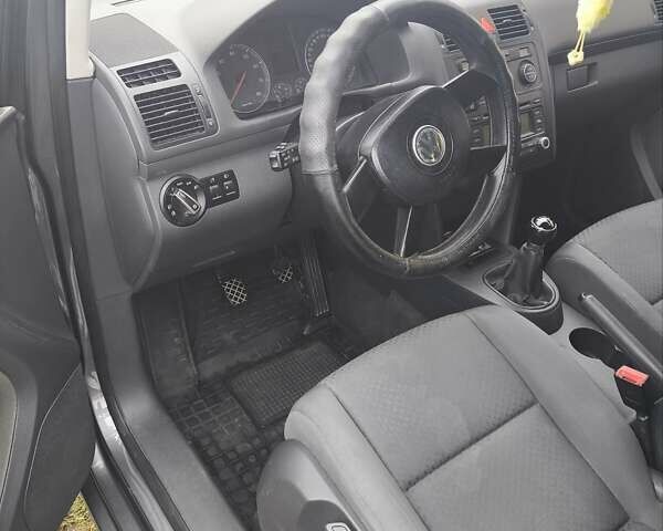 Серый Фольксваген Туран, объемом двигателя 1.6 л и пробегом 250 тыс. км за 6300 $, фото 3 на Automoto.ua