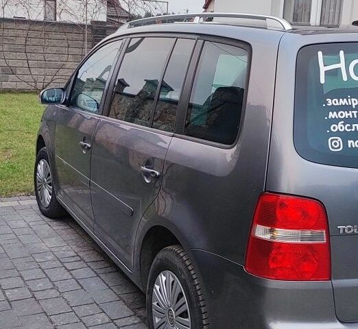 Сірий Фольксваген Туран, об'ємом двигуна 2 л та пробігом 310 тис. км за 5800 $, фото 3 на Automoto.ua