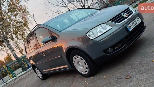 Серый Фольксваген Туран, объемом двигателя 1.9 л и пробегом 254 тыс. км за 5950 $, фото 5 на Automoto.ua