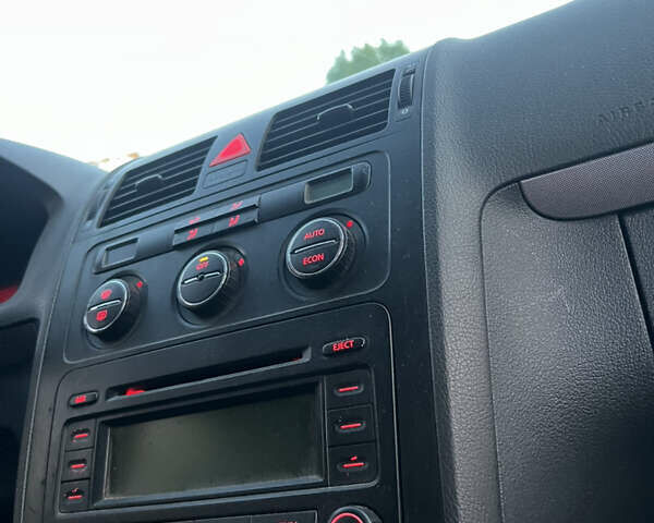 Серый Фольксваген Туран, объемом двигателя 1.9 л и пробегом 295 тыс. км за 5700 $, фото 21 на Automoto.ua