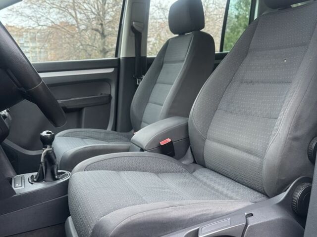 Серый Фольксваген Туран, объемом двигателя 2 л и пробегом 250 тыс. км за 3550 $, фото 12 на Automoto.ua