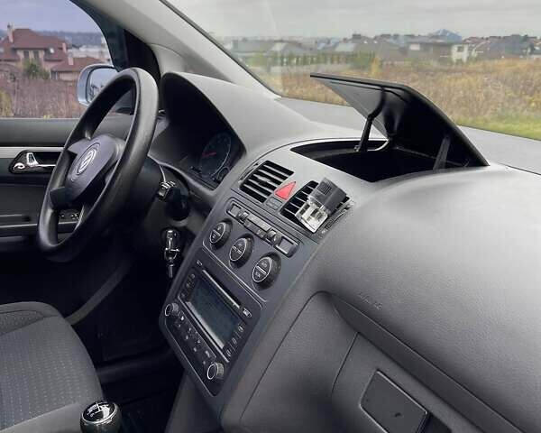 Серый Фольксваген Туран, объемом двигателя 2 л и пробегом 296 тыс. км за 4999 $, фото 27 на Automoto.ua