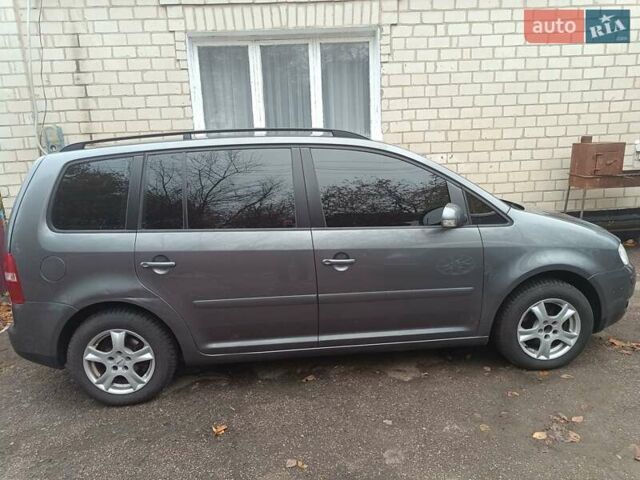 Серый Фольксваген Туран, объемом двигателя 1.6 л и пробегом 256 тыс. км за 5700 $, фото 6 на Automoto.ua