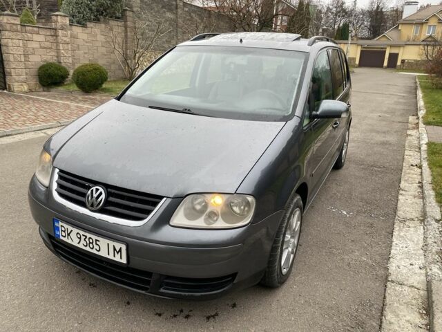 Серый Фольксваген Туран, объемом двигателя 1.9 л и пробегом 300 тыс. км за 5850 $, фото 1 на Automoto.ua
