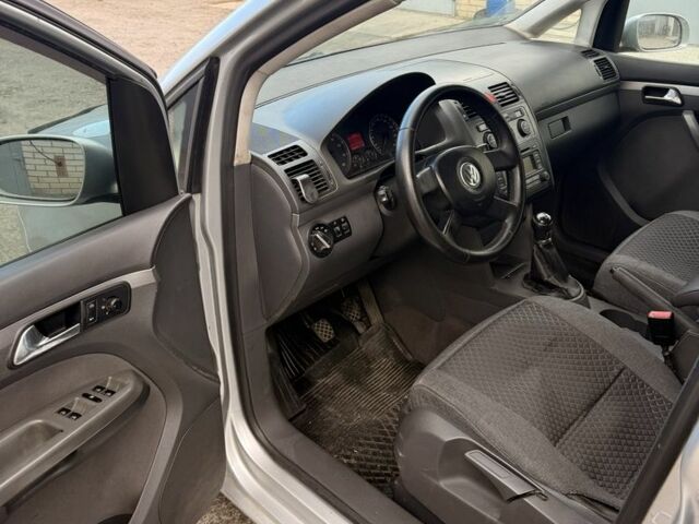 Серый Фольксваген Туран, объемом двигателя 1.6 л и пробегом 261 тыс. км за 5000 $, фото 12 на Automoto.ua