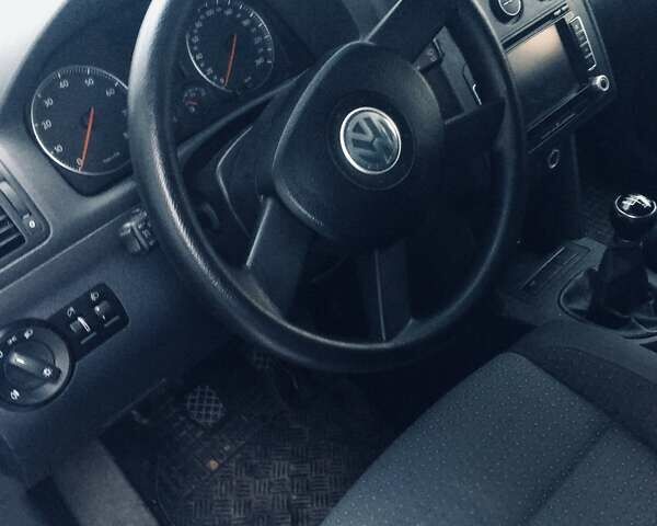 Серый Фольксваген Туран, объемом двигателя 2 л и пробегом 130 тыс. км за 6100 $, фото 7 на Automoto.ua