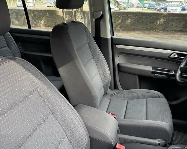 Серый Фольксваген Туран, объемом двигателя 1.6 л и пробегом 181 тыс. км за 5900 $, фото 8 на Automoto.ua