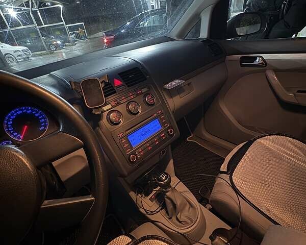 Серый Фольксваген Туран, объемом двигателя 2 л и пробегом 214 тыс. км за 6600 $, фото 39 на Automoto.ua